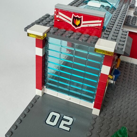 Lego 7945 Fire Station Set Engine Firefighter Complete except stickers Town City - Picture 10 of 15